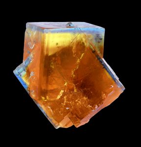 Un minéral : ici deux cristaux de fluorine.