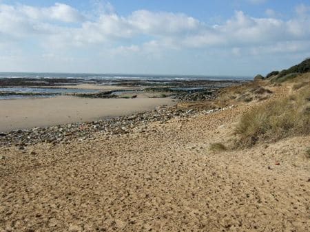 Le plage du Veillon (Vendée), où a été trouvées des empreintes fossilisés de dinosaure.