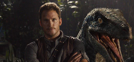 Owen Grady (Chris Pratt ), le chef du parc d'attraction, et un de ses potes Velociraptor, que l'on devrait retrouver dans Jurassic World 2.
