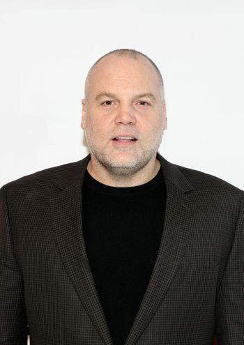 Vic Hoskins (Vincent D'Onofrio ).