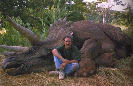 Steven Spielberg et un dinosaure triceratops.